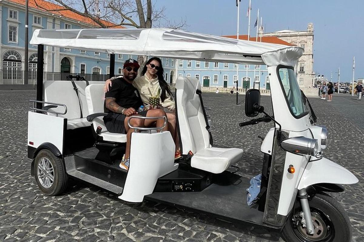 két ember ül egy golfkocsiban