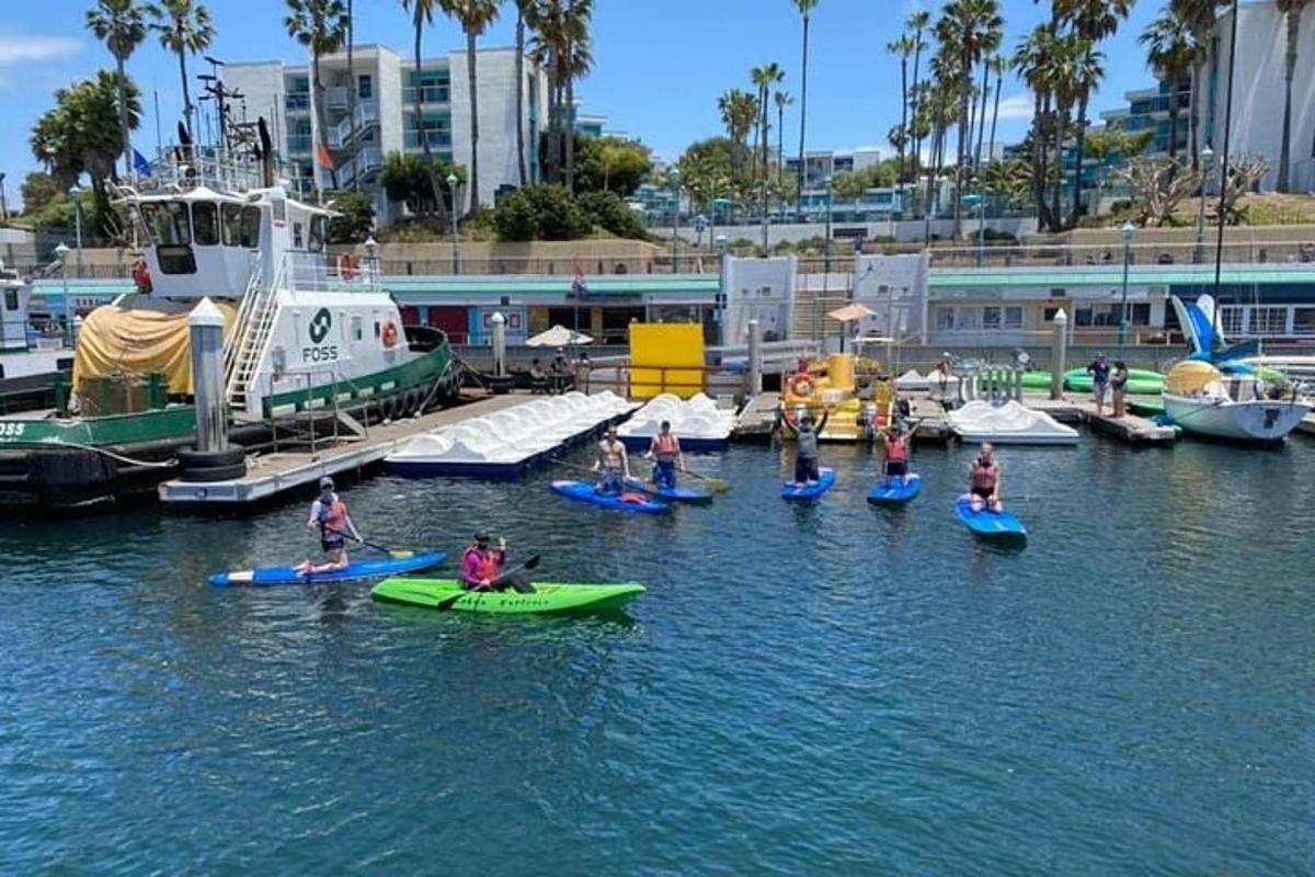un gruppo di persone in kayak in acqua