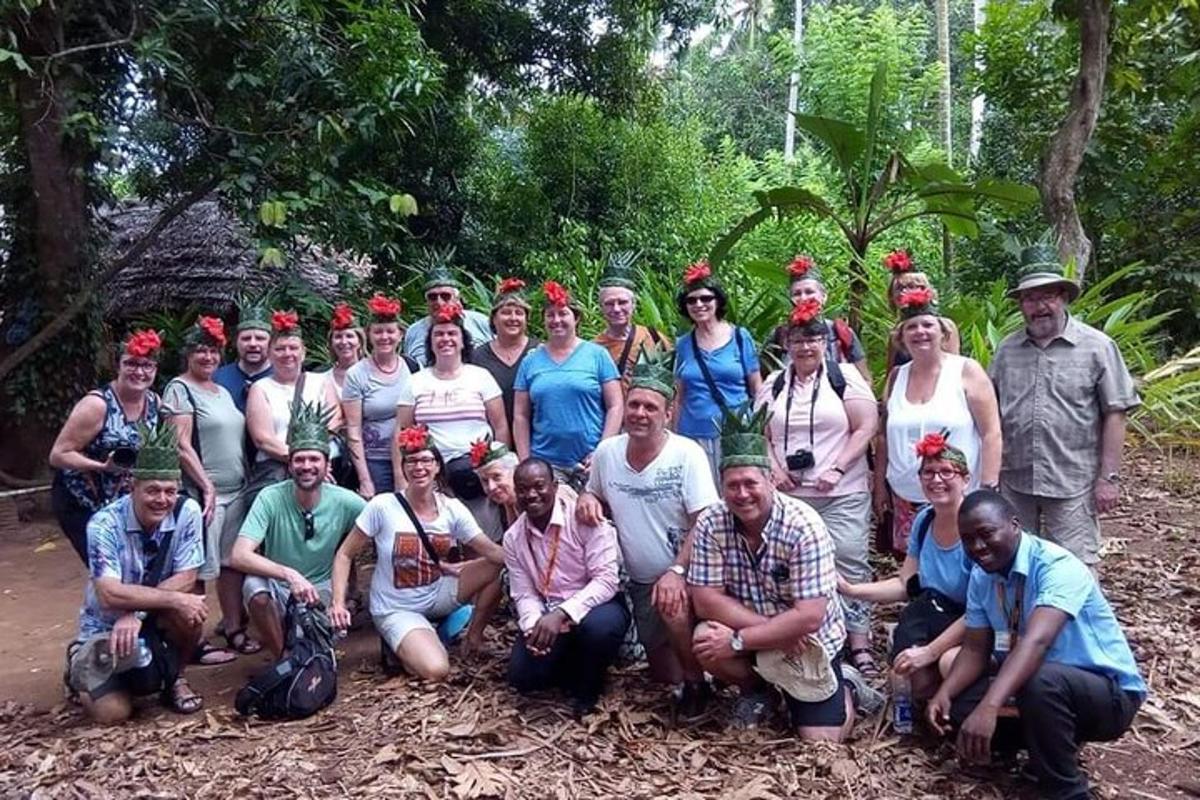 un grup de persones posant per a una foto