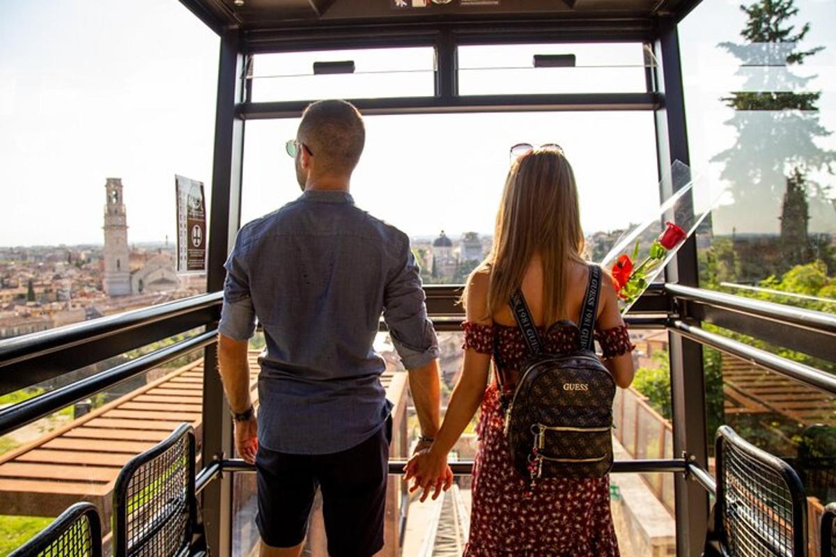 un uomo e una donna che camminano su un ponte panoramico