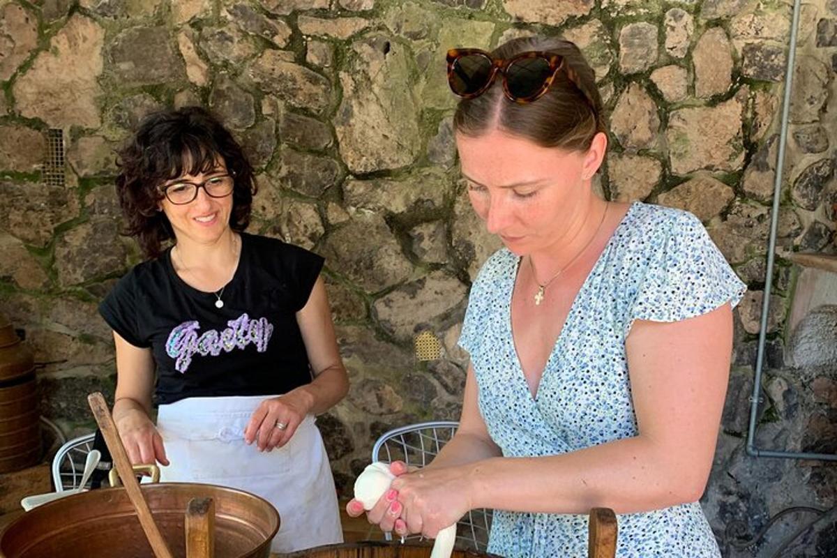 dues dones que estan una al costat de l'altra preparant menjar