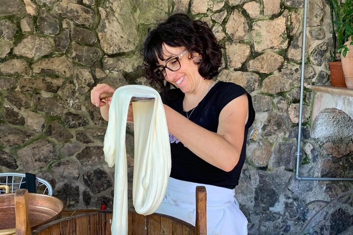 una donna tiene in mano un pezzo di carta