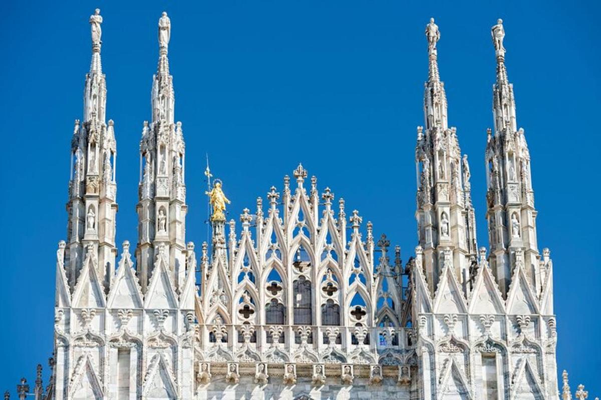 un grande edificio bianco a forma di cattedrale con un cielo azzurro sullo sfondo