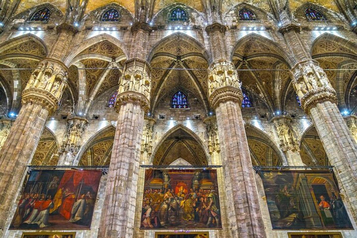 una grande cattedrale con molti dipinti sui soffitti