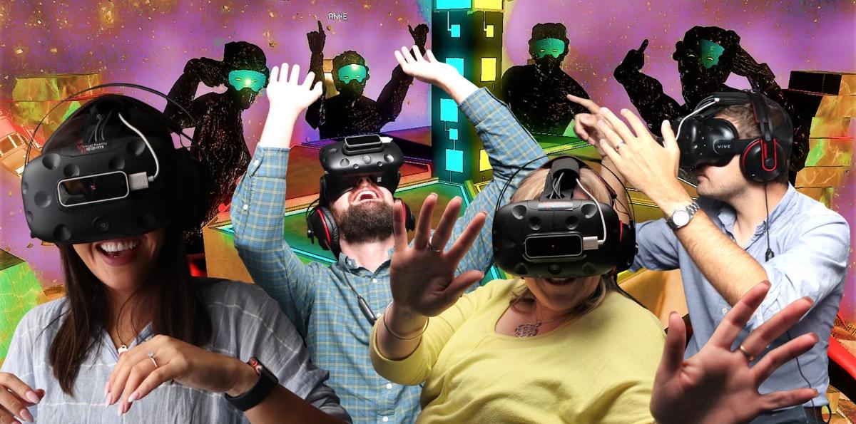 un grupo de personas que llevan cascos de realidad virtual