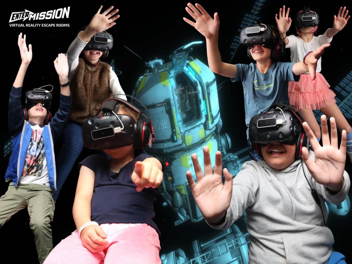Un grupo de niños con cascos de realidad virtual.