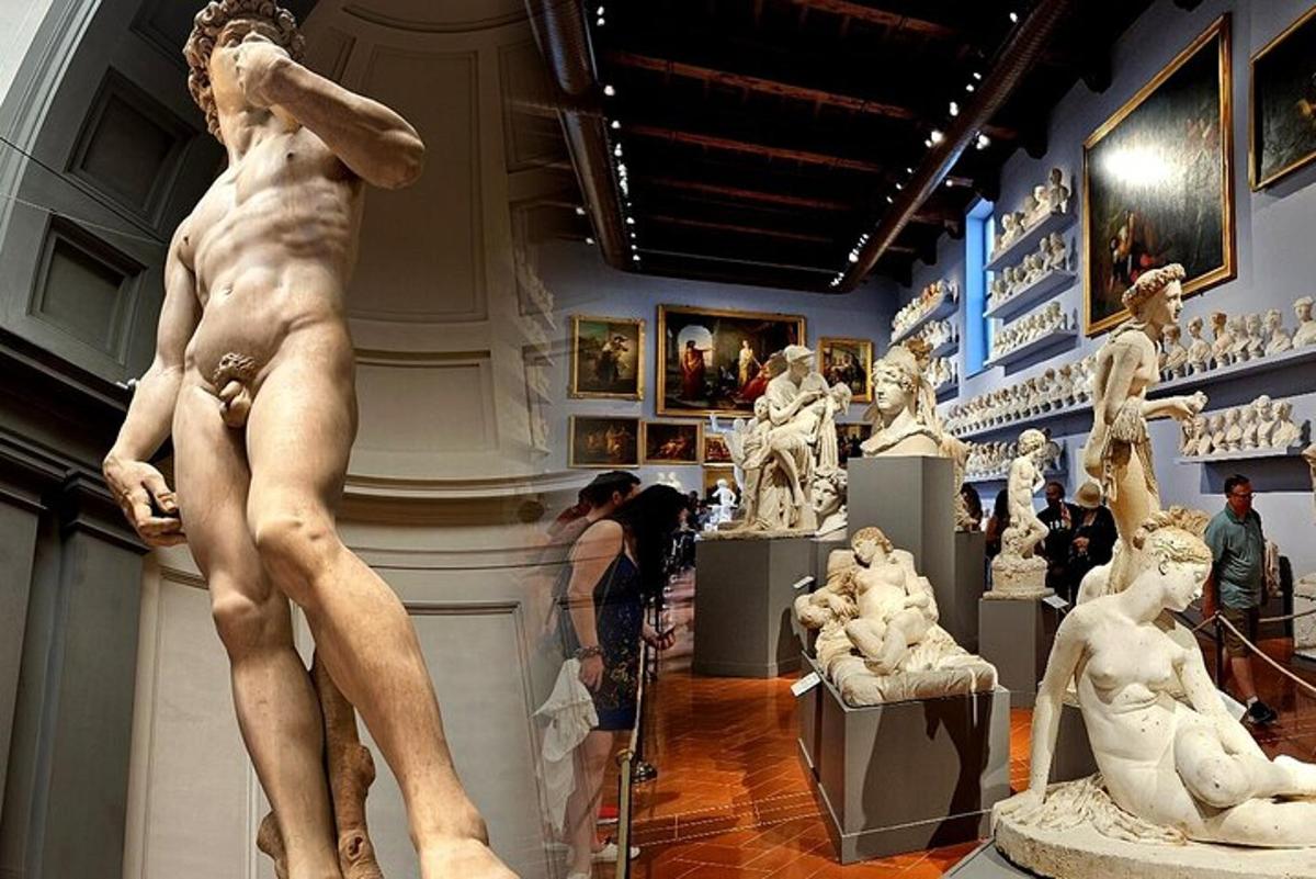 un museo con una statua di un uomo e statue