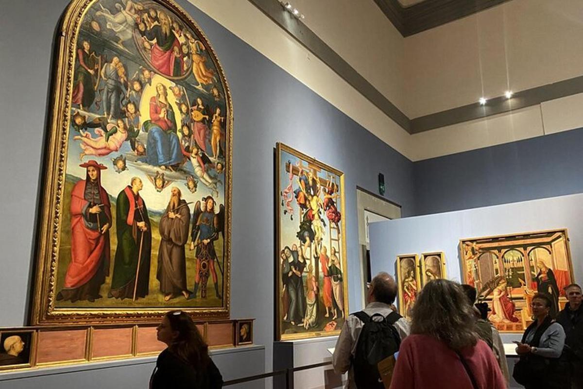 un gruppo di persone che guardano i dipinti in un museo