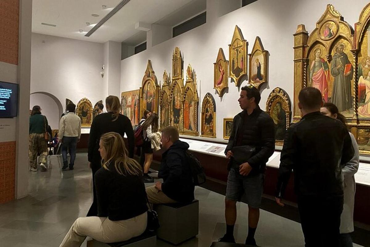 un gruppo di persone che guardano l'arte in un museo