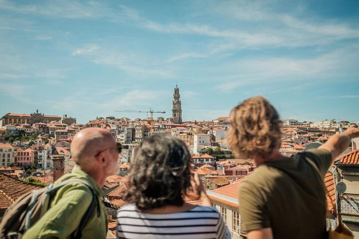 un gruppo di persone che guardano verso una città