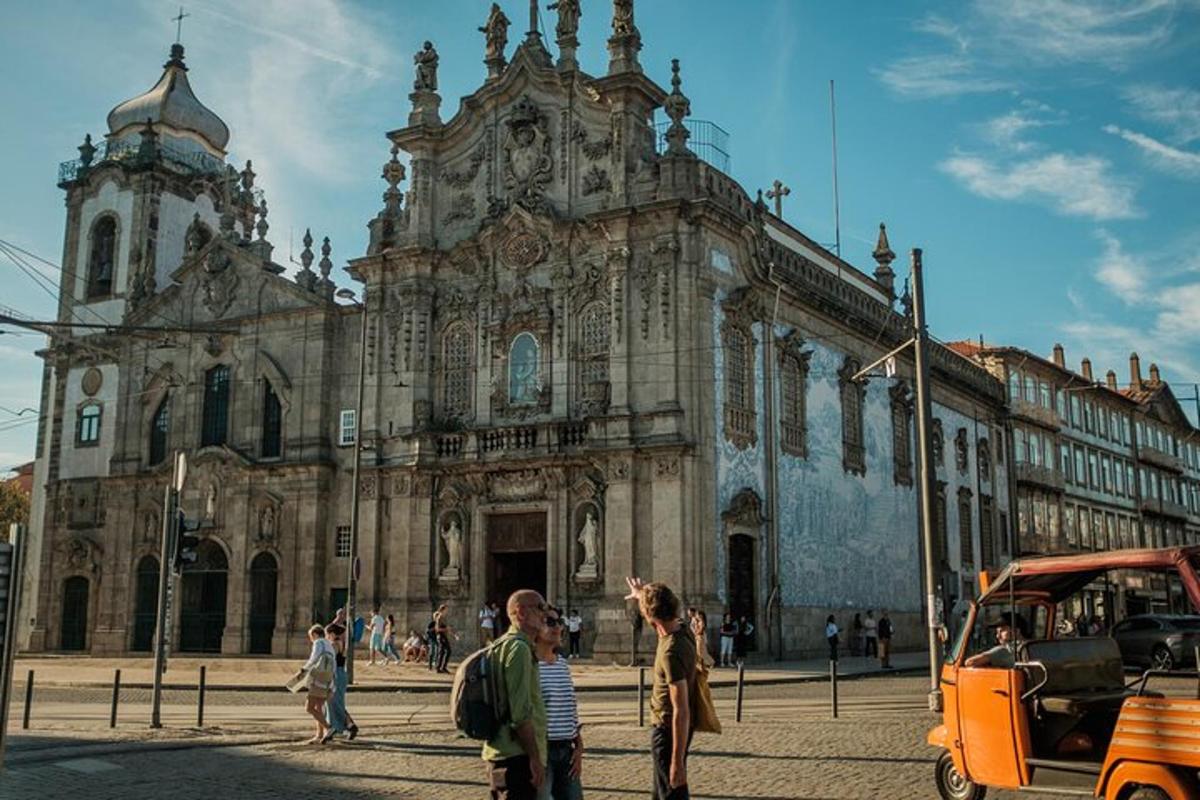 un gruppo di persone in piedi davanti a una cattedrale