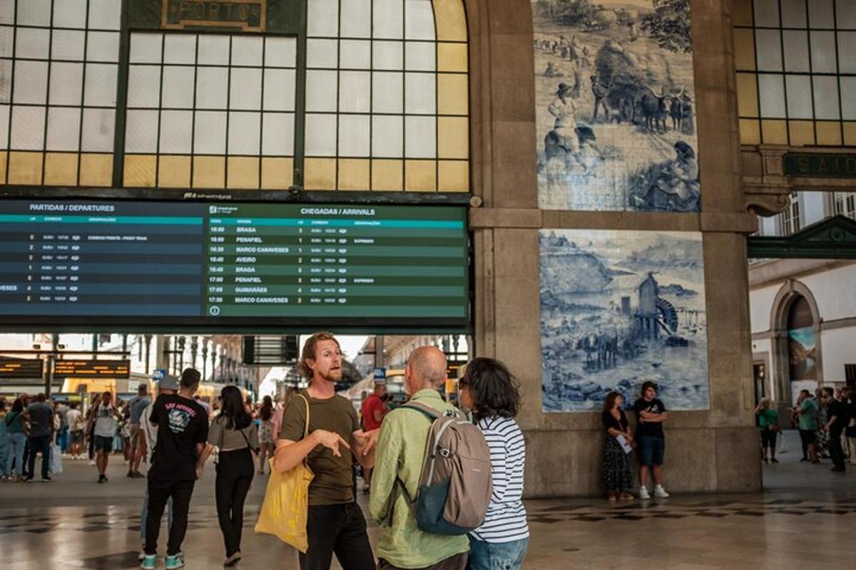 un gruppo di persone che camminano in una stazione ferroviaria