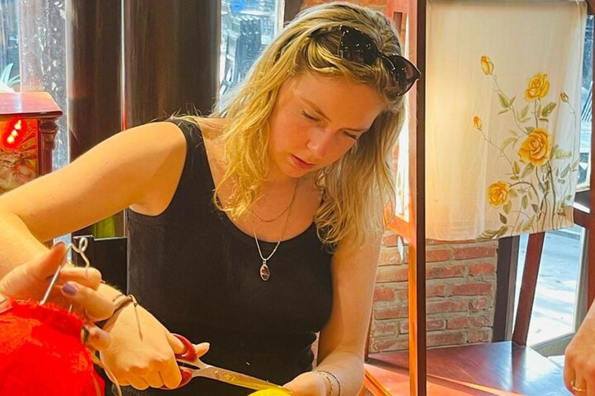 žena koja reže haljinu škarama