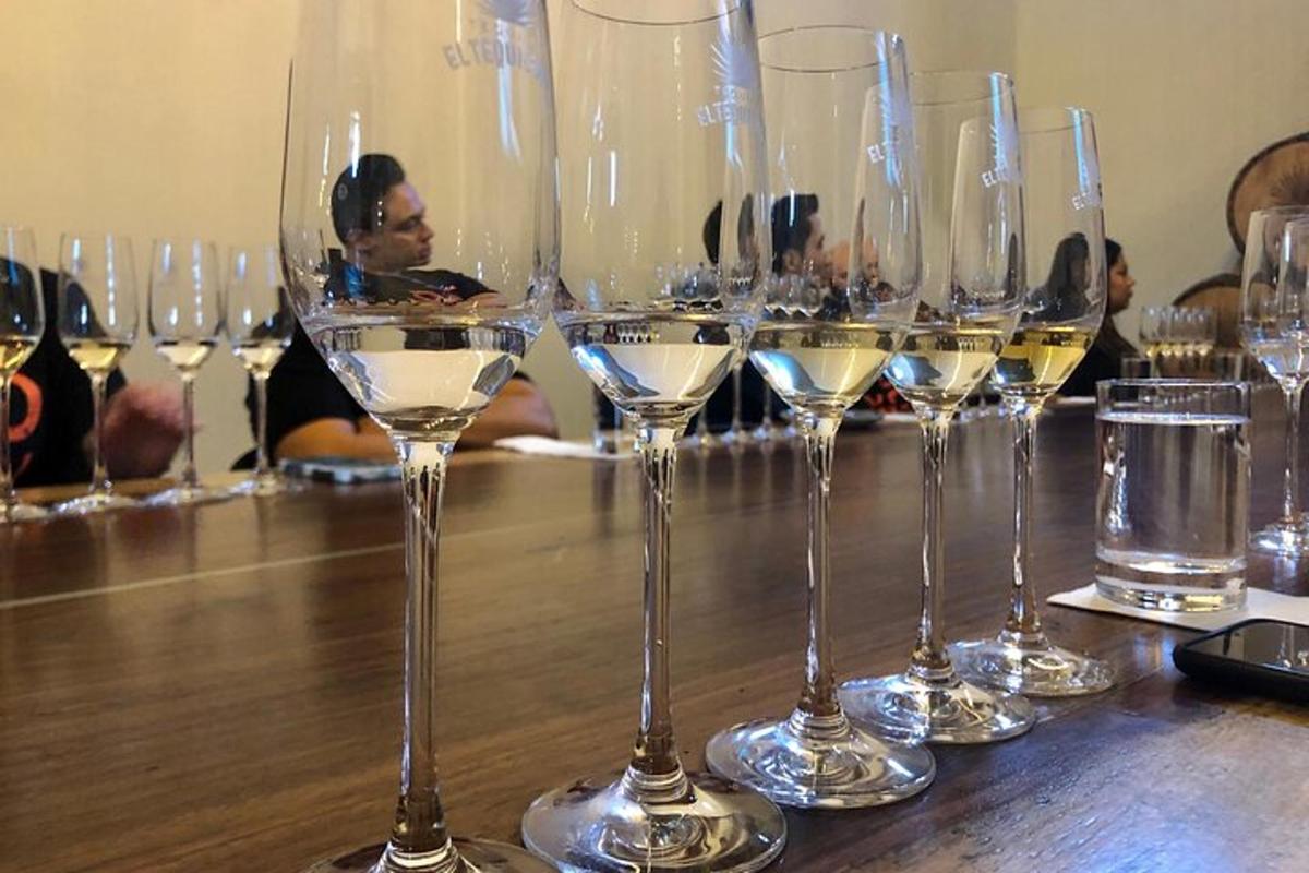 una fila di bicchieri da vino appoggiati su un tavolo