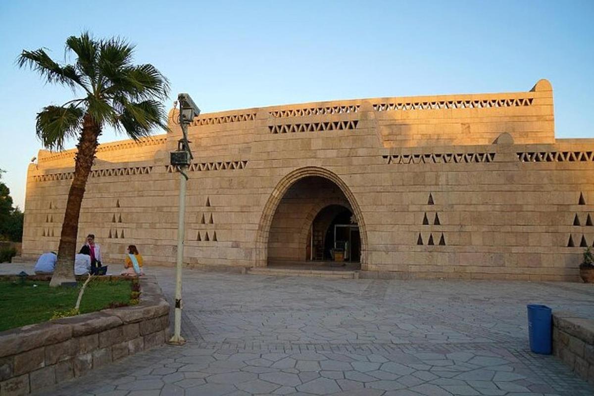 un edifici amb una palmera al davant