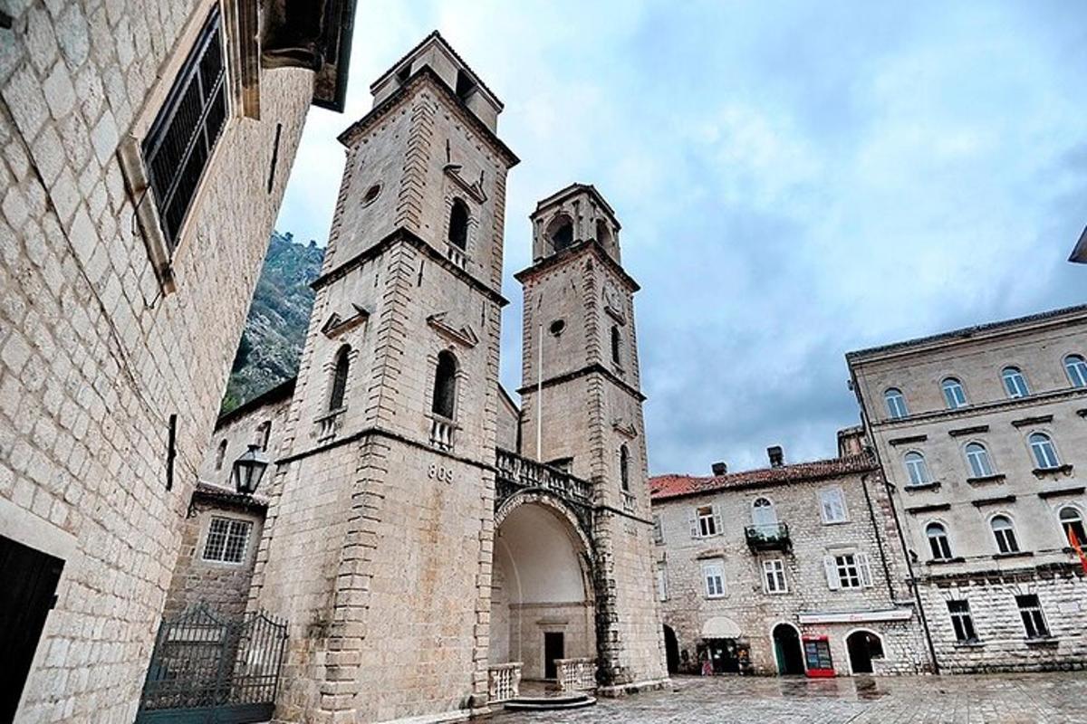 stará budova se dvěma věžemi na vrcholu