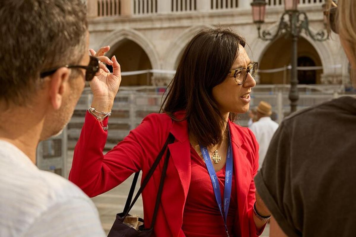 una donna che scatta una foto a un uomo