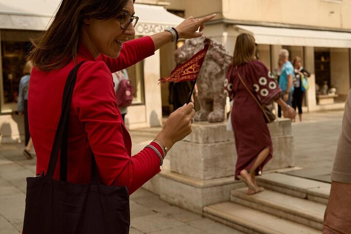 una donna che tiene un aquilone davanti a una statua