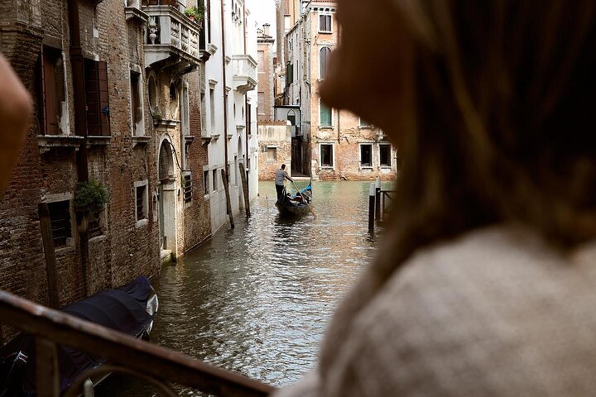 una donna sta guardando una barca in un canale