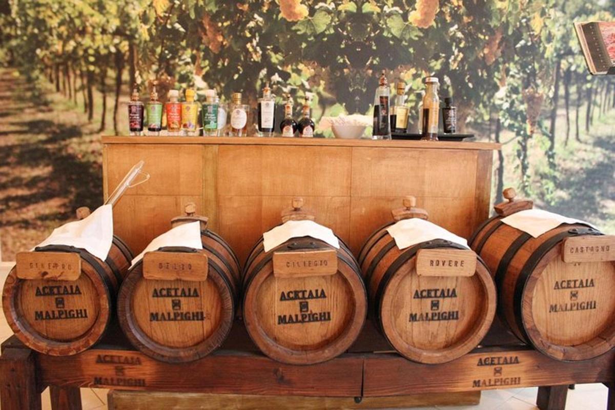 un mucchio di botti di vino accatastate su un tavolo