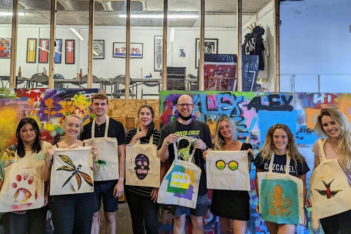 un grup de persones sostenint llenços d'art