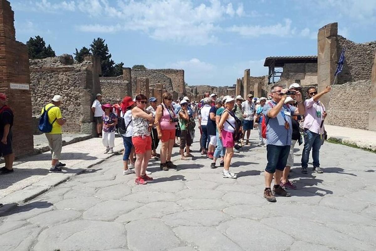 μια μεγάλη ομάδα ανθρώπων που περπατούσε γύρω από τα ερείπια