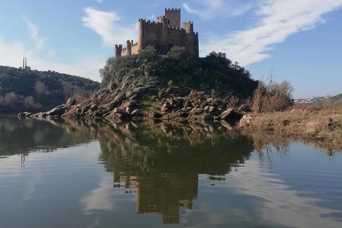 замак на острву у воденој површини