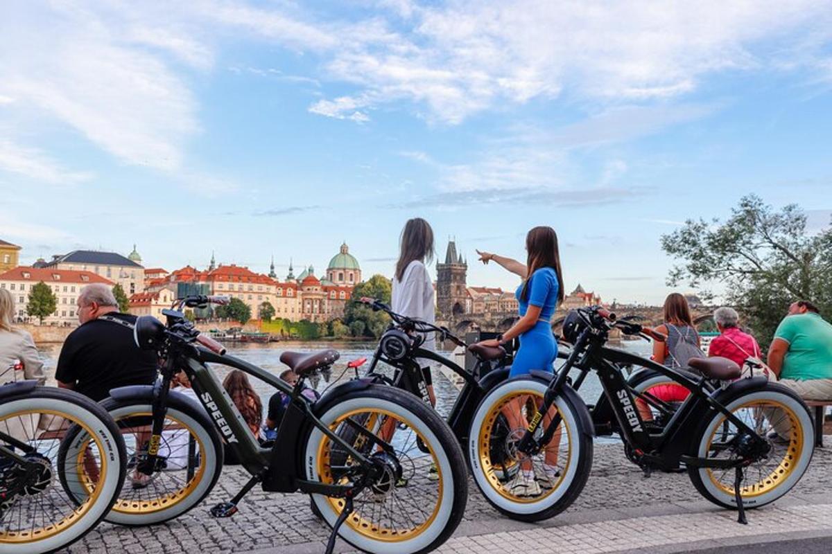 un gruppo di persone in piedi davanti alle biciclette