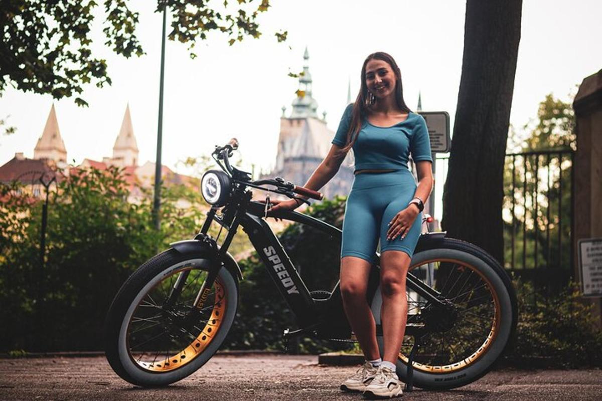 una donna è in piedi accanto a una motocicletta