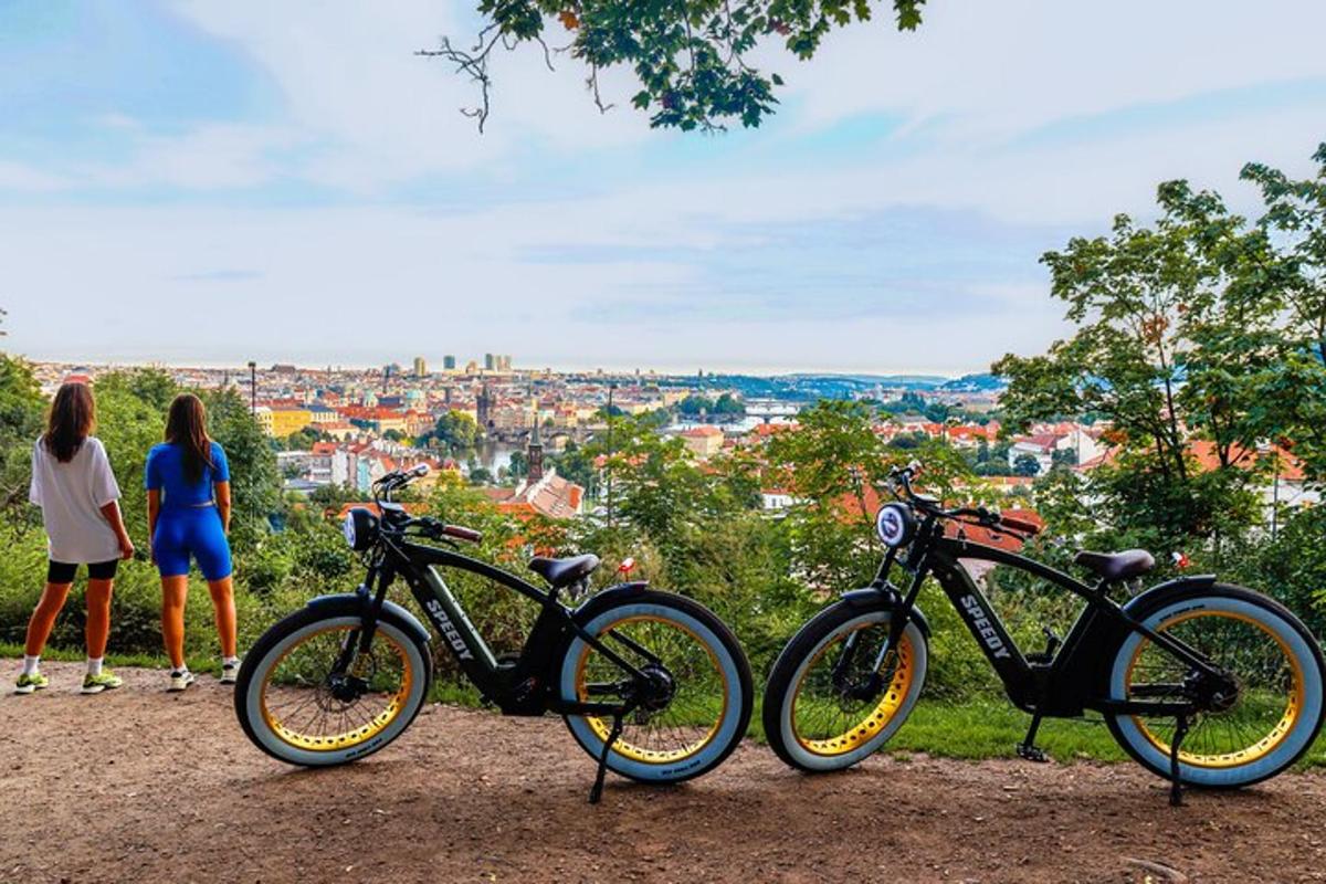 algumas bicicletas estacionadas no topo de uma colina