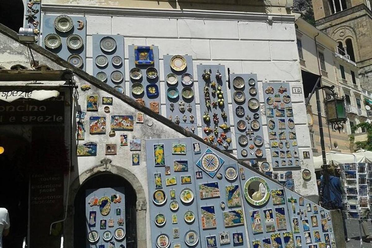 un perete cu ceasuri și plăcuțe pe o clădire