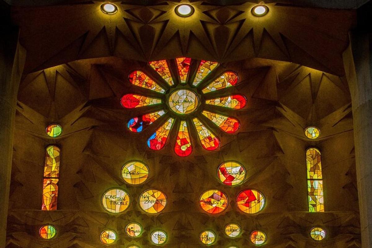 pencereli bir kilisede vitray pencere