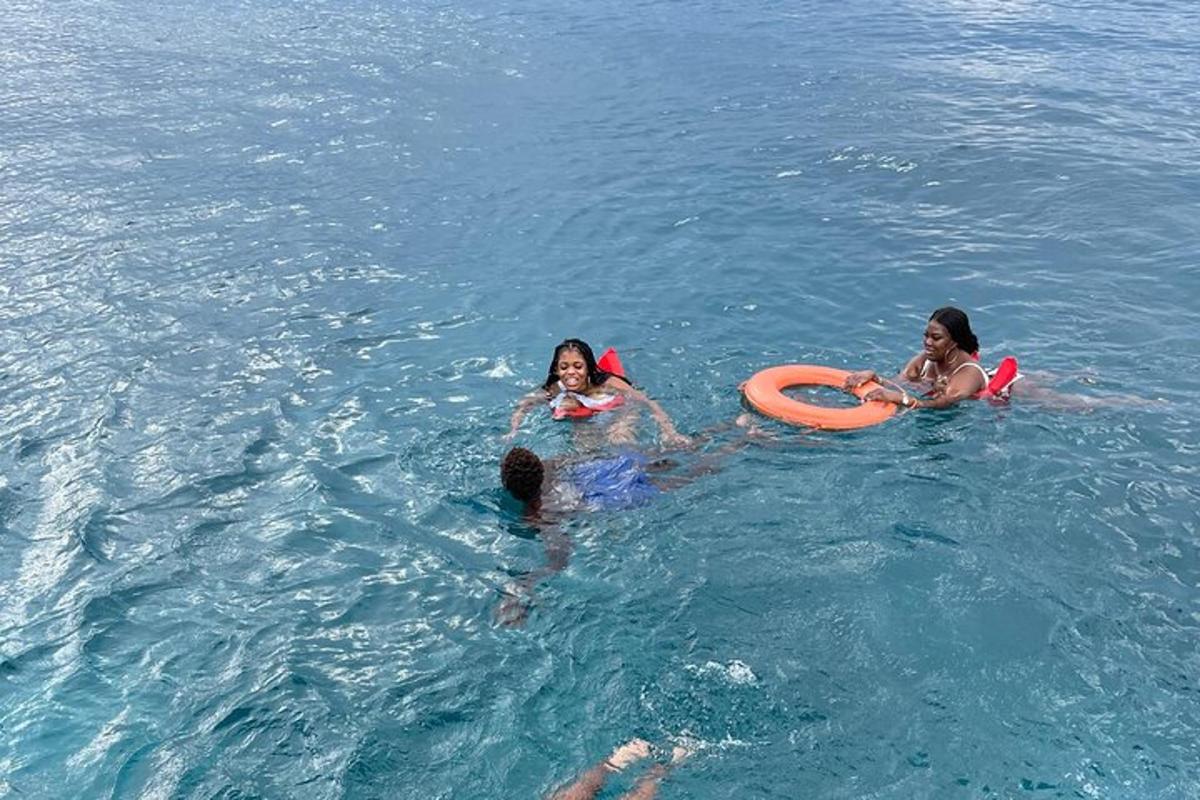 um grupo de pessoas na água com frisbees