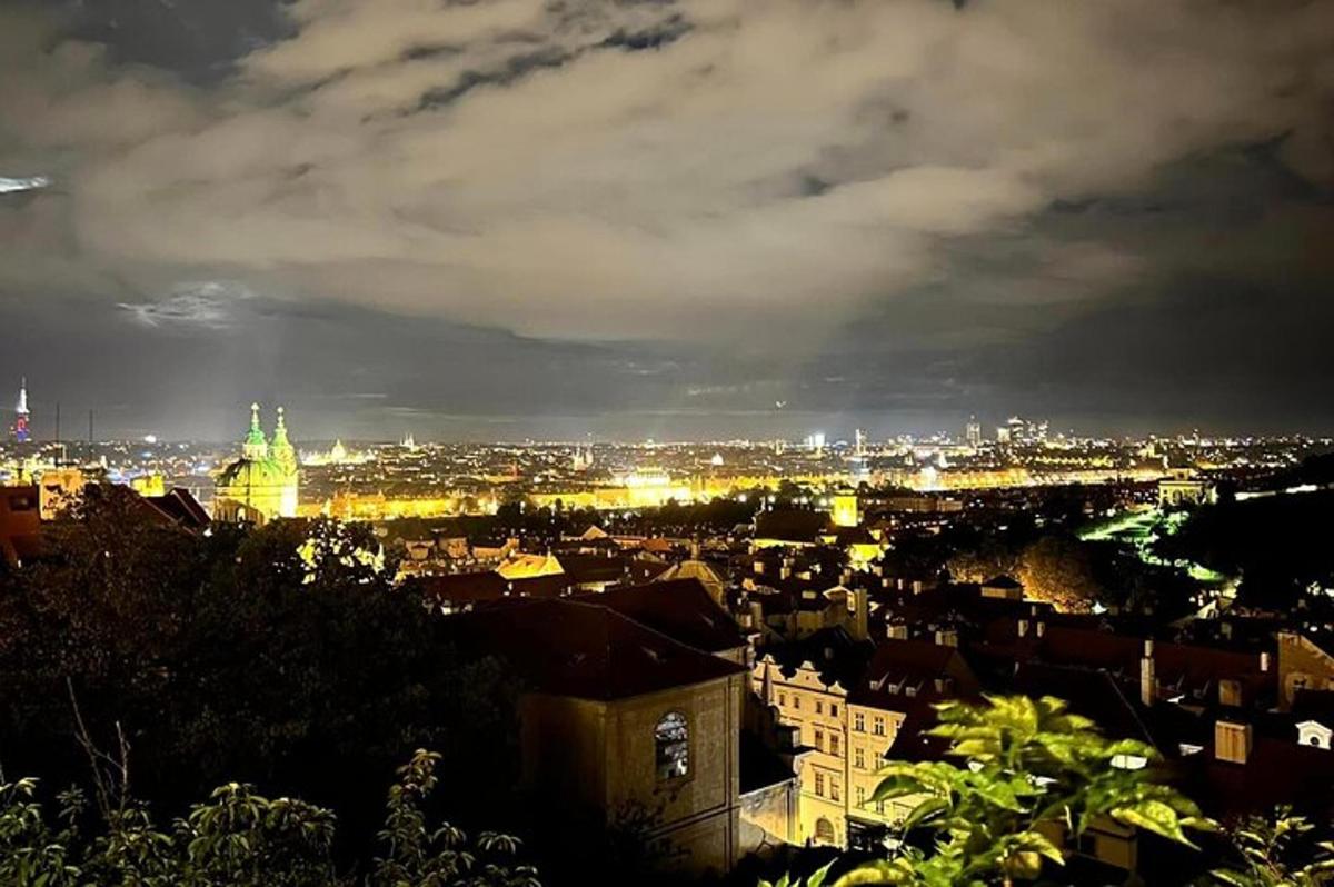 una vista de una ciudad de noche