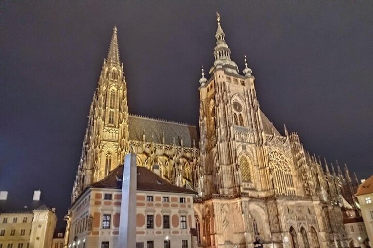 bangunan katedral besar dengan menara jam di malam hari
