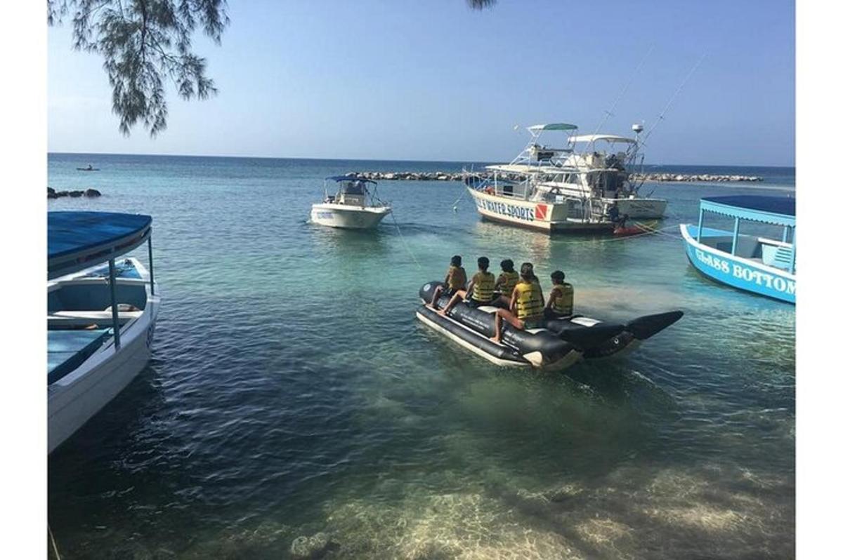 un gruppo di persone su una barca in acqua