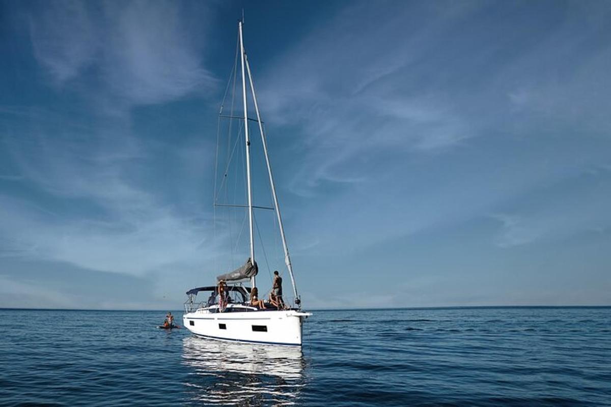 un barco blanco en medio del océano