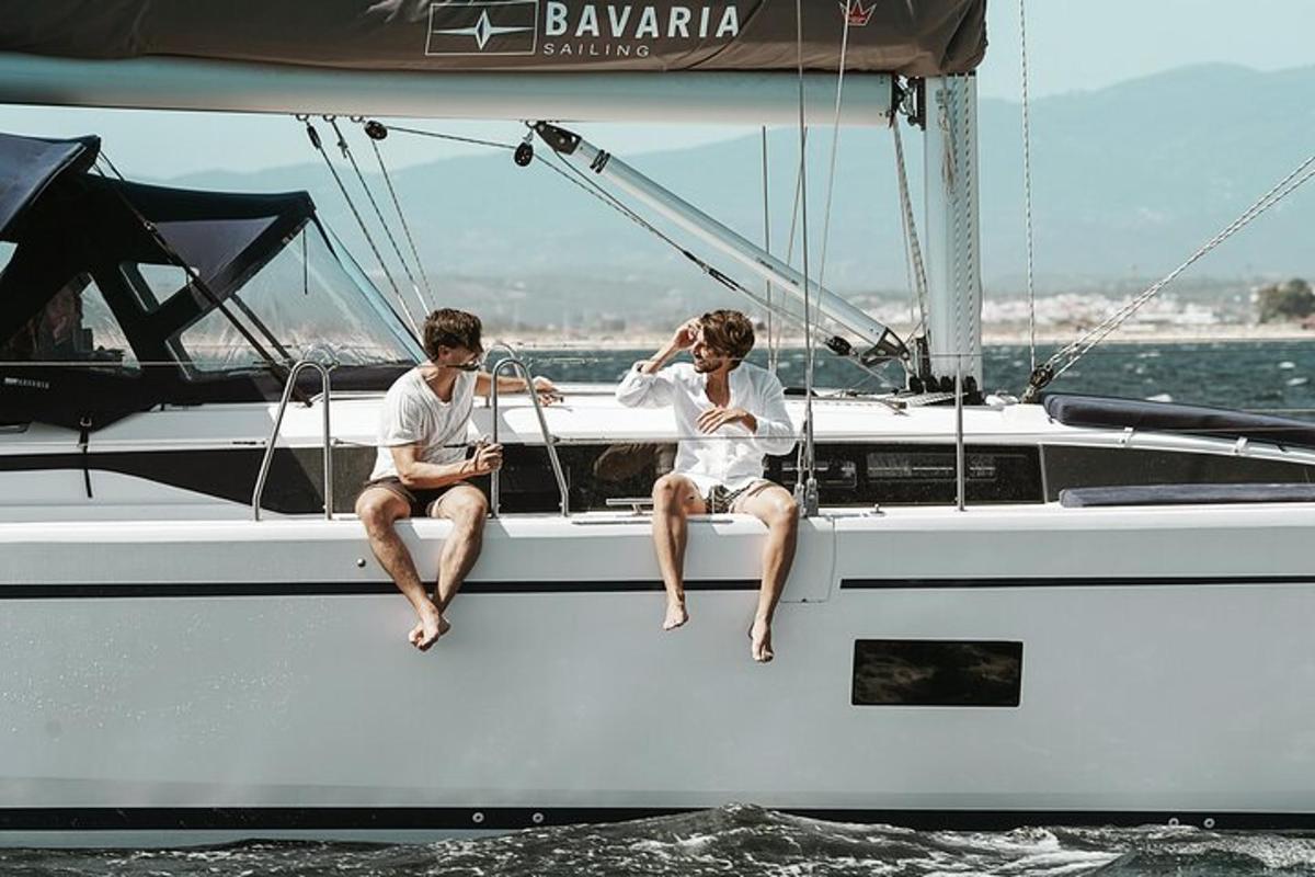 dos personas sentadas en un bote en el agua
