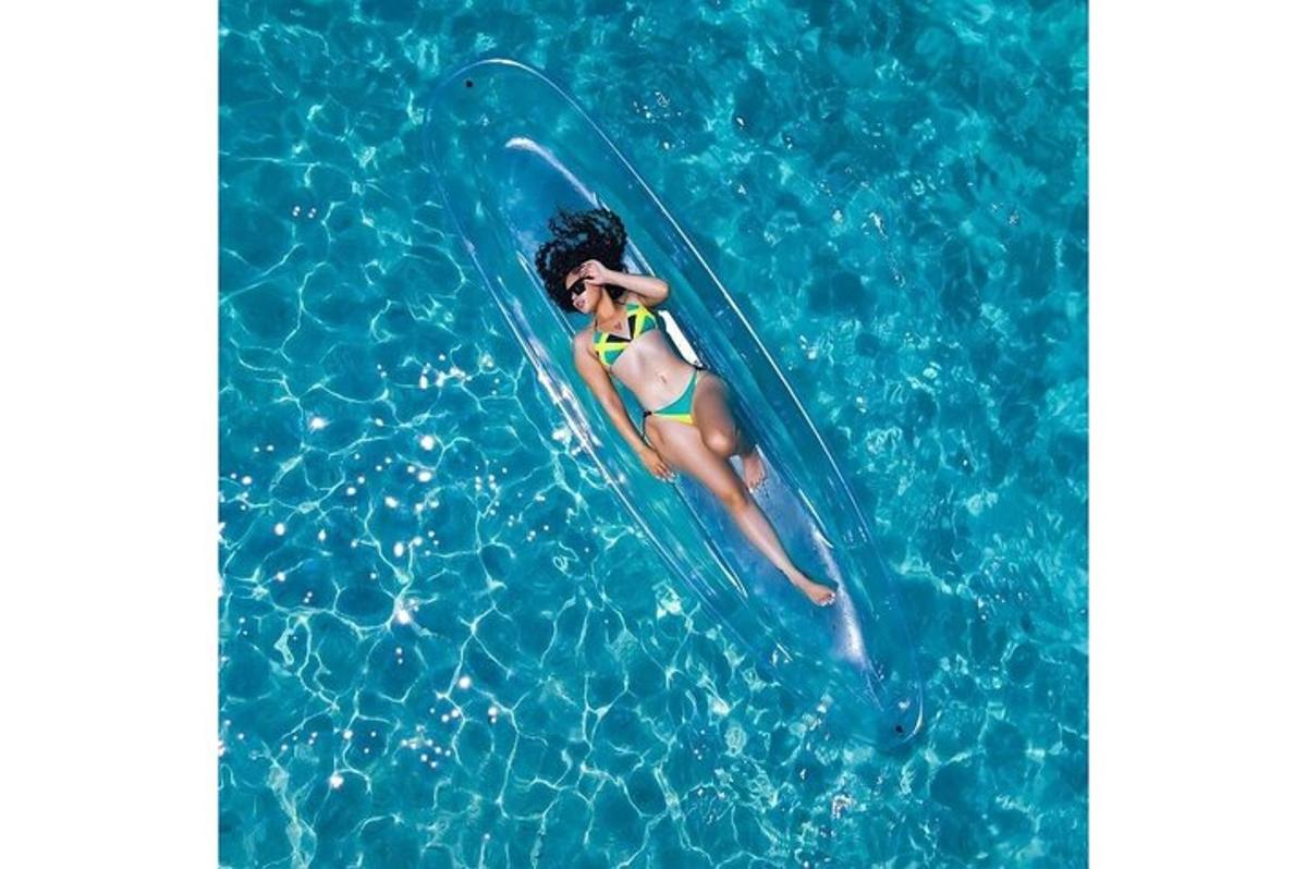 una donna in bikini che cavalca una tavola da surf in piscina