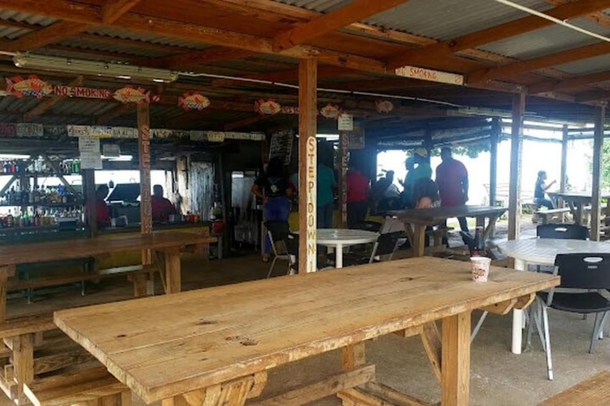 餐厅里的一张大木桌，人们围坐在桌旁