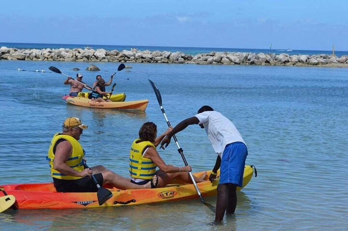 eine Gruppe von Menschen auf Kajaks im Wasser