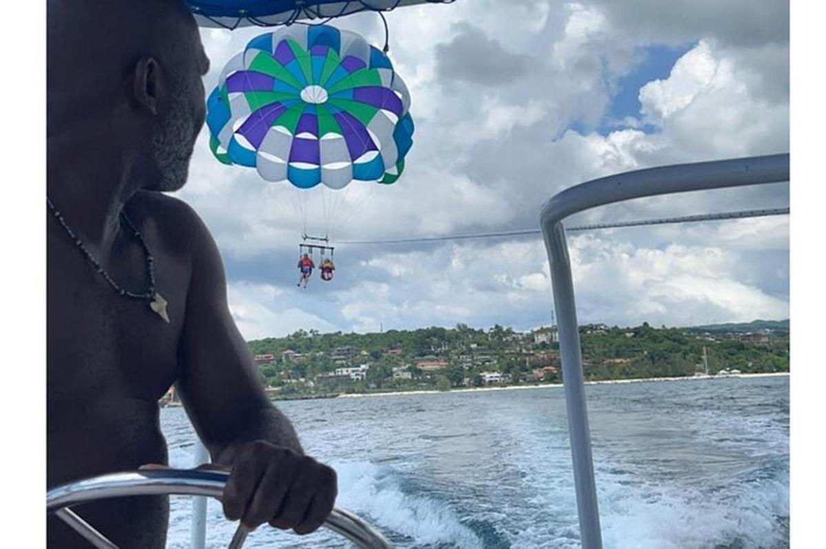 una persona su una barca con un ombrello in acqua