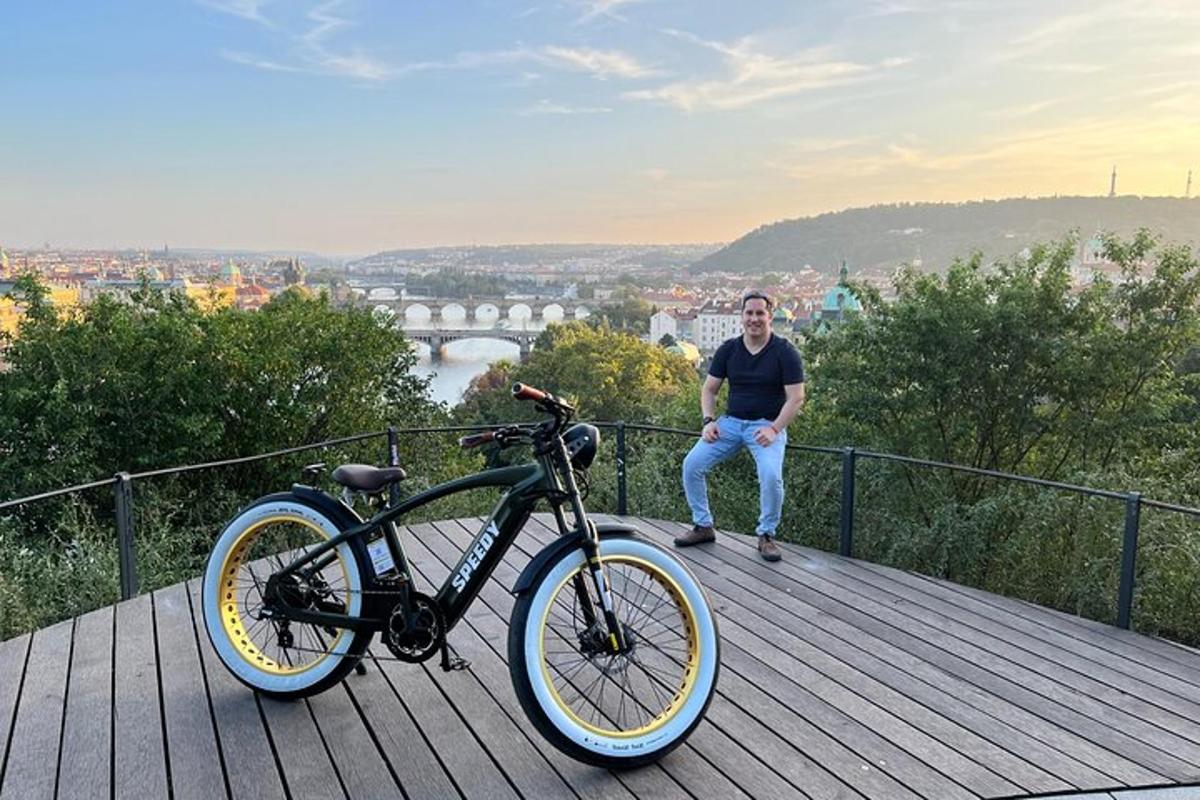 木製のデッキの上で自転車の横に座っている男性