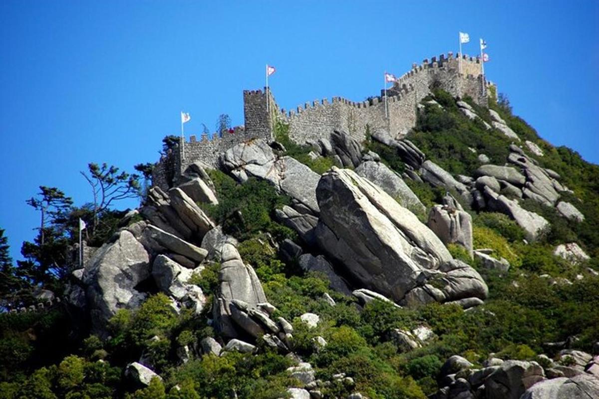 hrad na vrcholu skalnaté hory