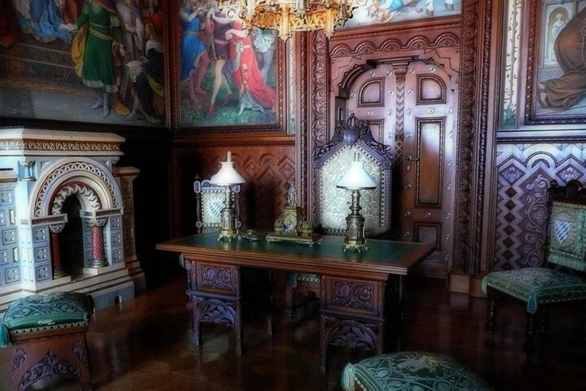 istaba ar galdu, uz kura novietota lampa