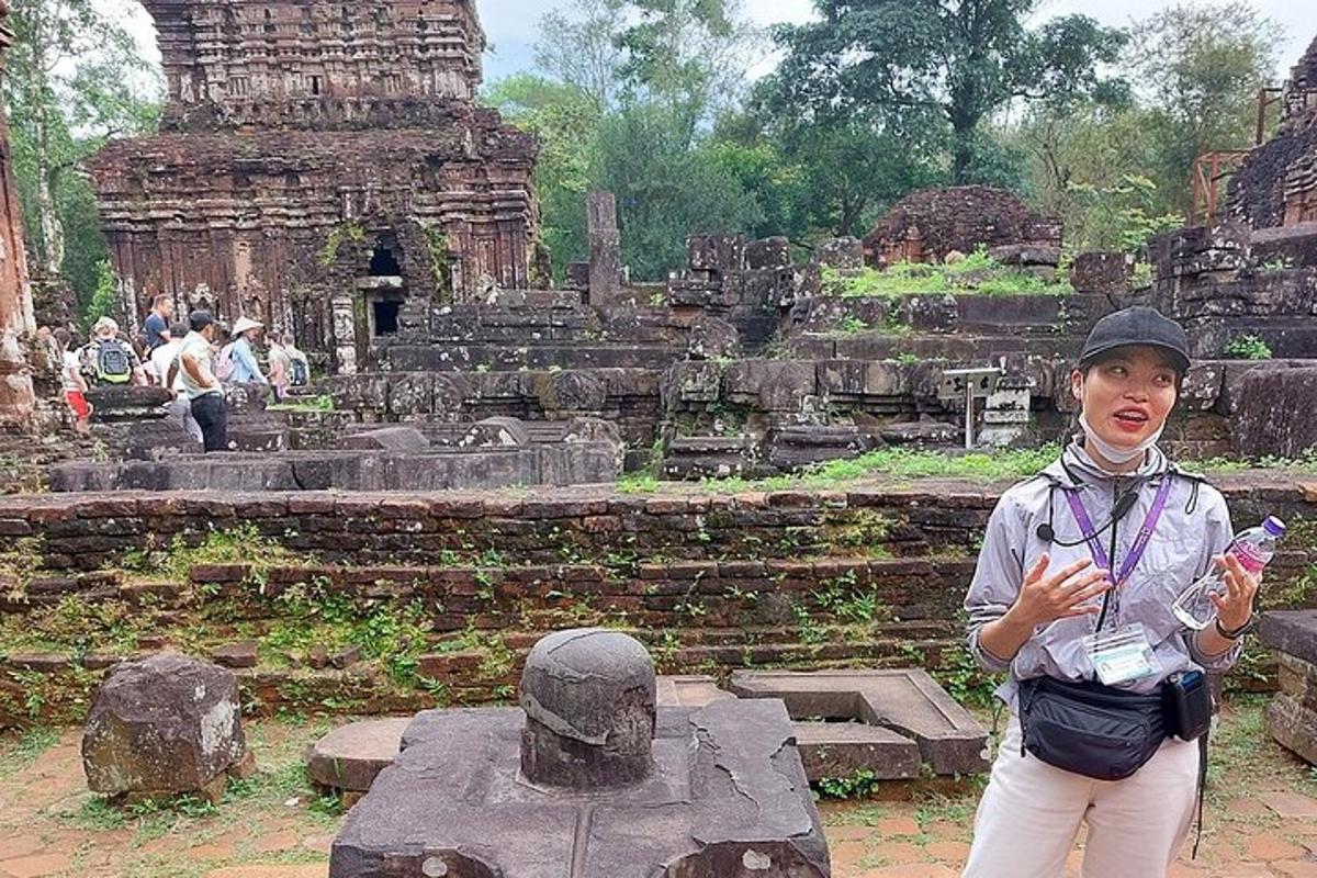 uma mulher em pé em frente a um templo
