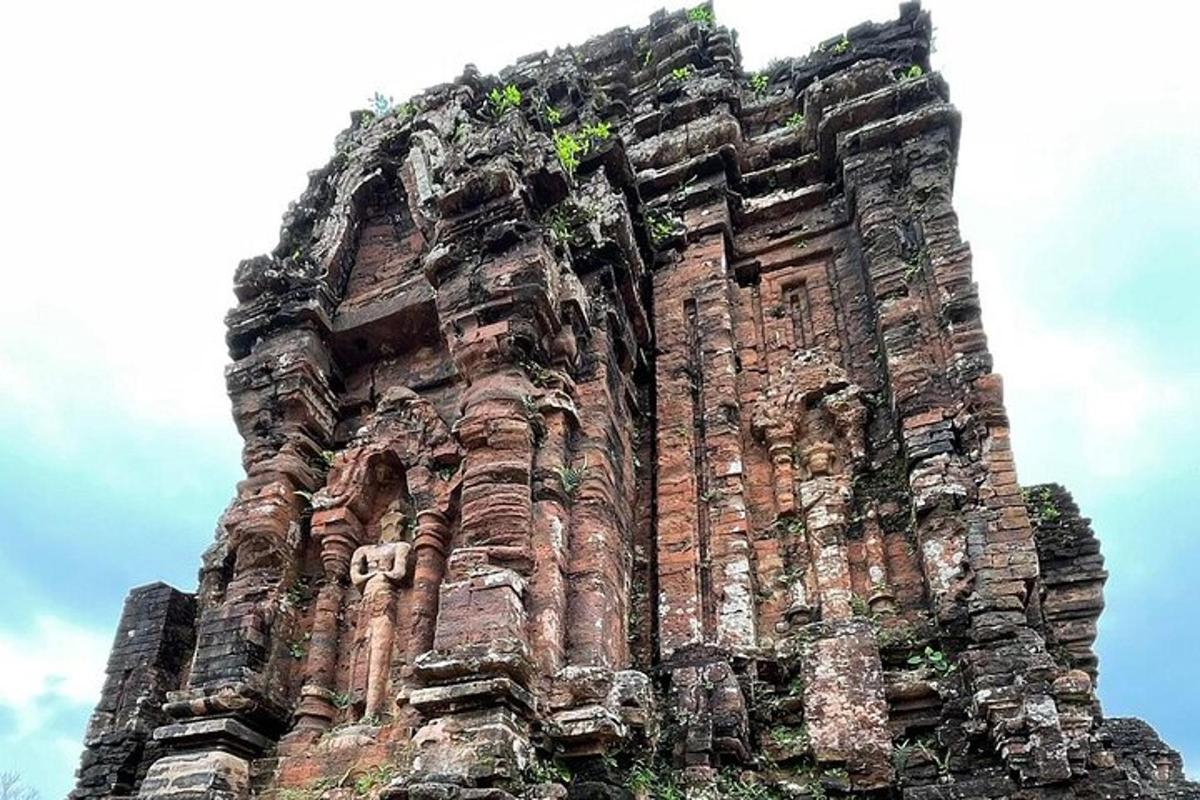 um grande edifício de pedra com um monte de joias