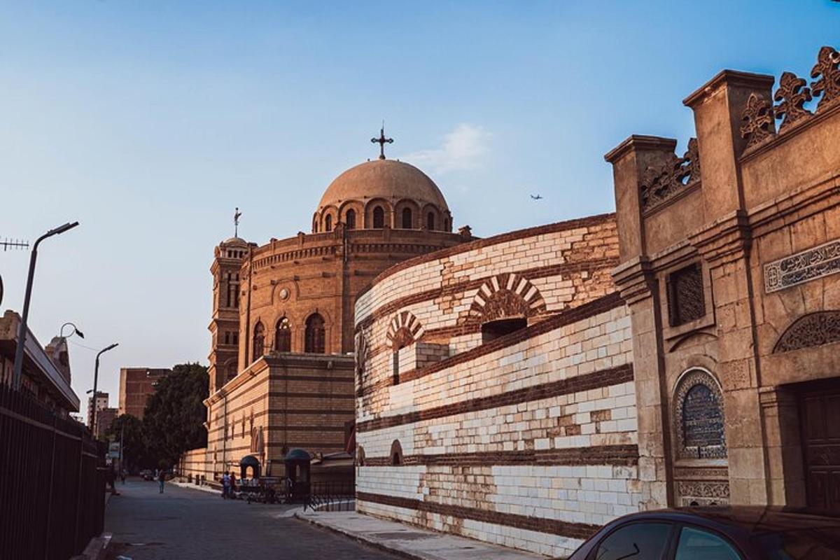 μια εκκλησία με έναν σταυρό στην κορυφή ενός κτιρίου