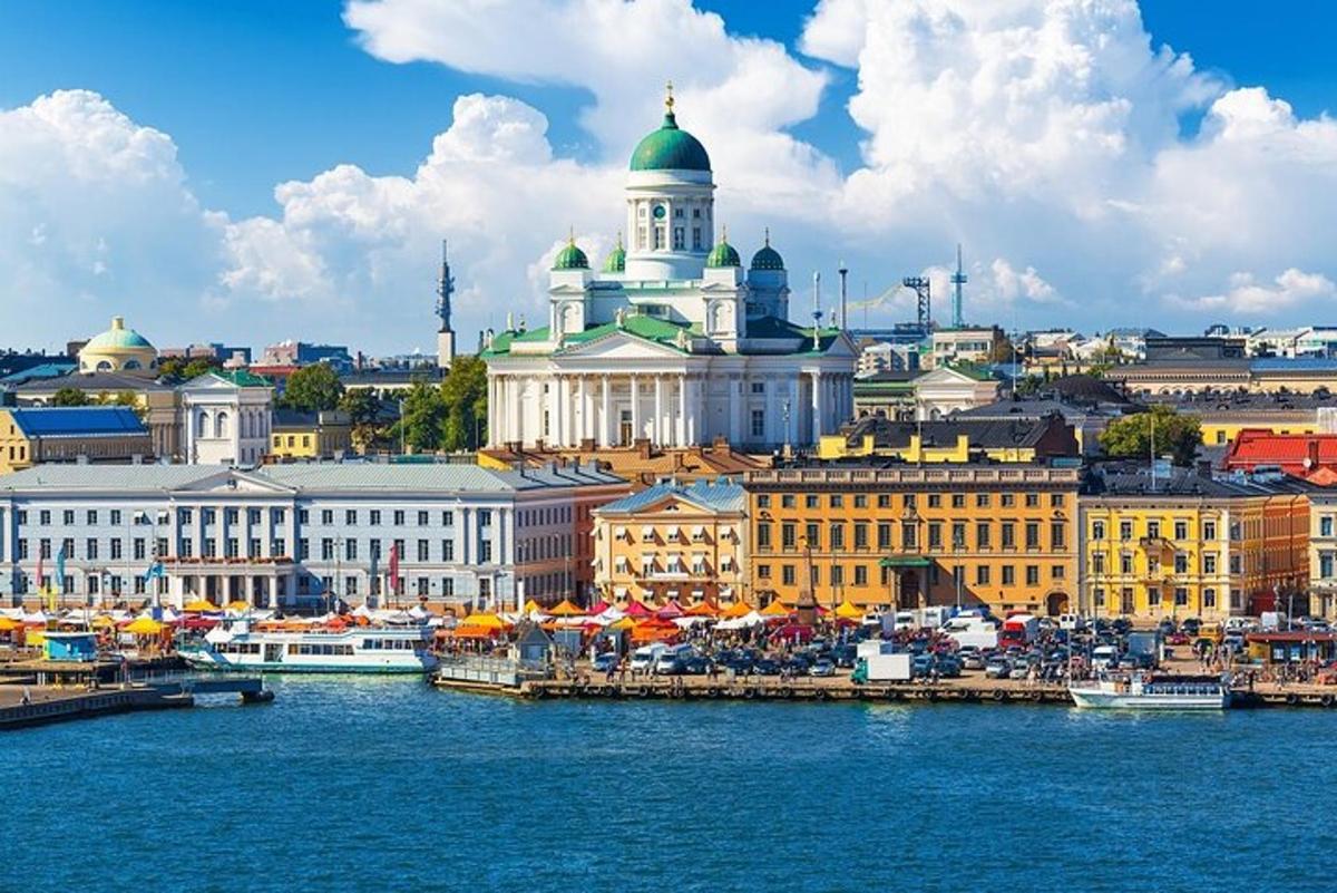 näkymä kaupunkiin, jossa on rakennuksia veden äärellä