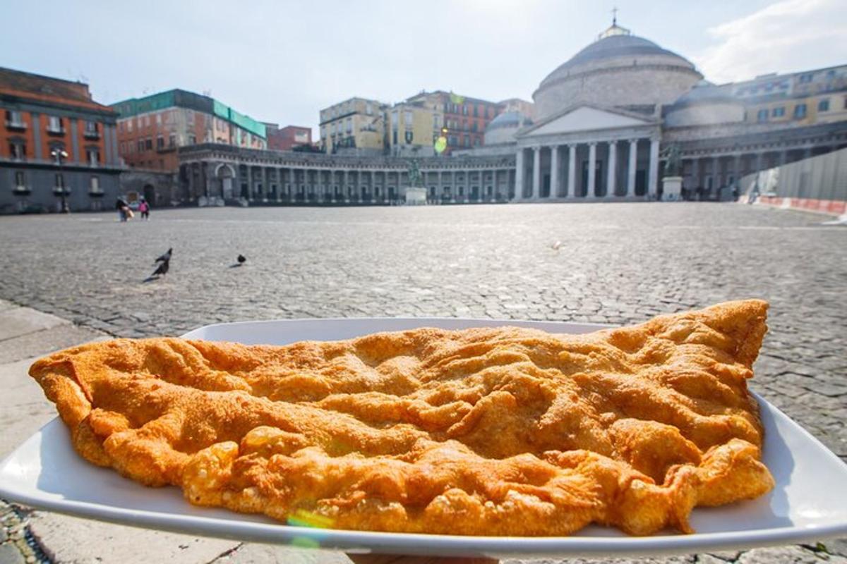 un waffle appoggiato su un piatto in strada